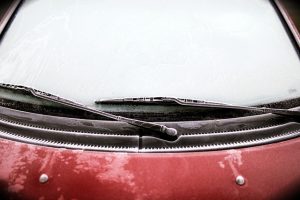 Lees meer over het artikel Wintertip: Bevroren autoruit verhelpen of voorkomen