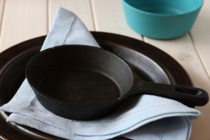 Lees meer over het artikel Aangekoekte pannen en bakplaten schoonmaken